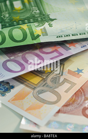 Un assortimento di banconote e monete in euro Foto Stock