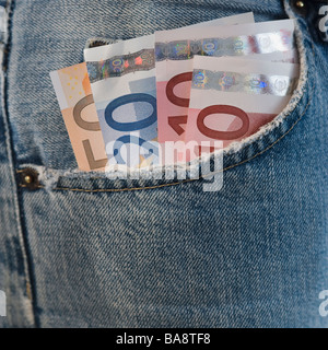 Un assortimento di banconote in euro in tasca Foto Stock