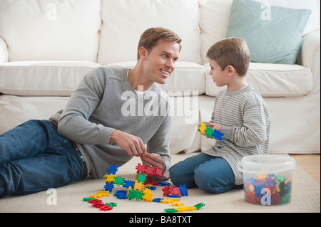 Padre giocando con il figlio nel livingroom Foto Stock