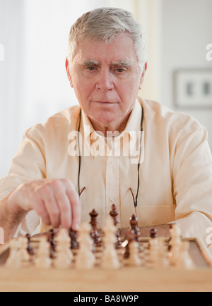 Senior uomo giocando a scacchi Foto Stock