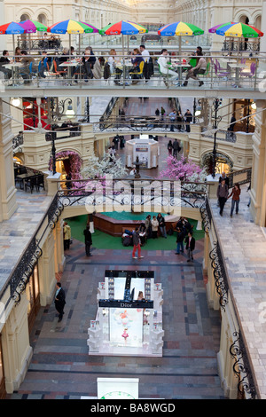 Galleria GUM, Mosca, quadrato rosso della Russia. Grandi Magazzini Gum shopping mall è il luogo con il più costoso negozi in Russia Foto Stock
