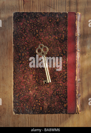 Libro antico e chiave Foto Stock