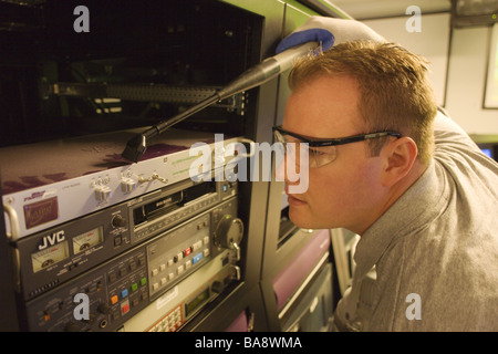 I tecnici dei computer server pulita in high tech ambiente. Foto Stock