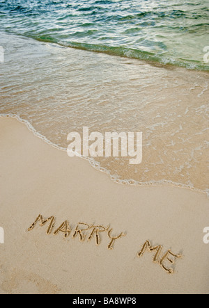 Sposarsi me messaggio scritto in sabbia Foto Stock