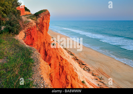 Il Portogallo, Algarve: vista alla spiaggia Praia da Falesia Foto Stock