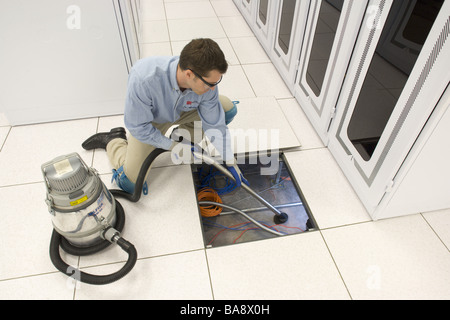 I tecnici dei computer server pulita in high tech ambiente. Foto Stock