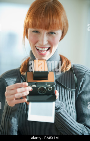 Donna che mantiene la fotocamera vintage Foto Stock