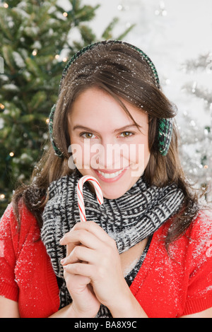 Donna vestita di neve a Natale Foto Stock