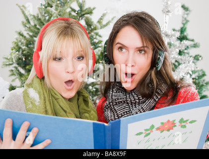 Donne che cantano canzoni di natale Foto Stock