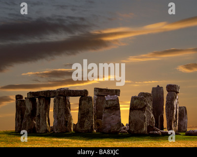 Stonehenge al tramonto sulla Piana di Salisbury nel Wiltshire nel sud ovest dell'Inghilterra. Foto Stock