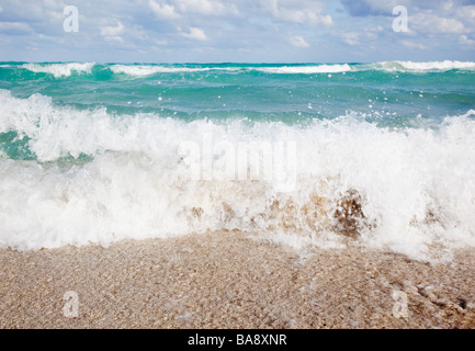 Onde che si infrangono sulla spiaggia Foto Stock