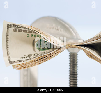Carta Moneta schiacciati nel morsetto a C Foto Stock