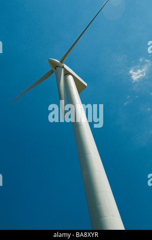 Basso angolo vista della turbina eolica Foto Stock