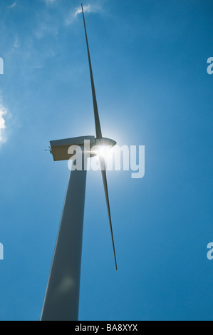 Basso angolo vista della turbina eolica Foto Stock