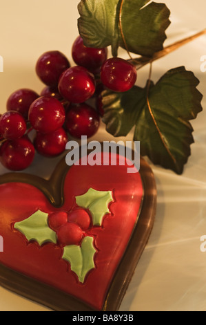 Al cioccolato a forma di cuore e decorazione Foto Stock