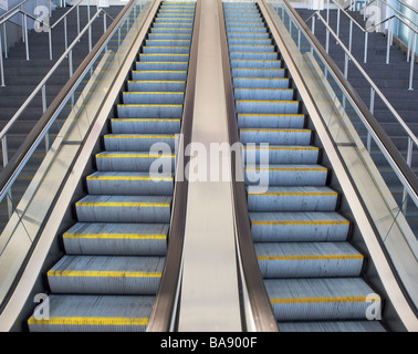 Basso angolo vista di escalator Foto Stock