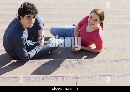 Amici seduti sui gradini Foto Stock