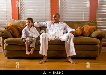 Afro-americano di padre e figlio seduti sul lettino Foto Stock