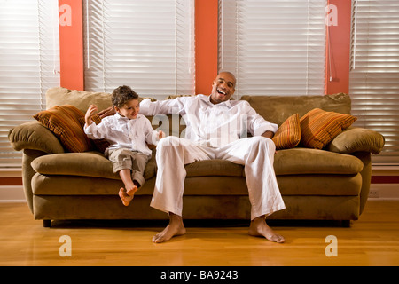 Afro-americano di padre e figlio seduti sul lettino Foto Stock