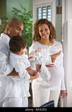 Felice famiglia americana africana a casa, mom aspetta Foto Stock