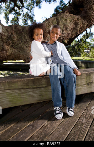 Ritratto di African American i bambini nel parco vicino tree Foto Stock