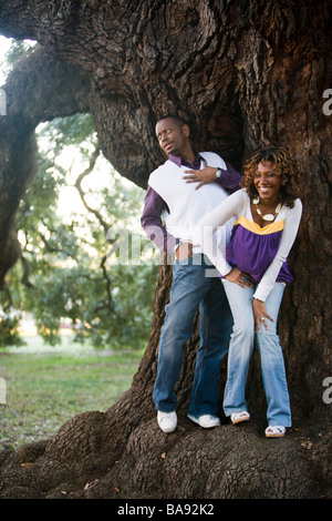 Ritratto di African American giovane in piedi vicino a tree in posizione di parcheggio Foto Stock