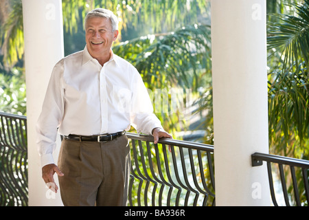 Ritratto di senior uomo in piedi sulla veranda della casa Foto Stock