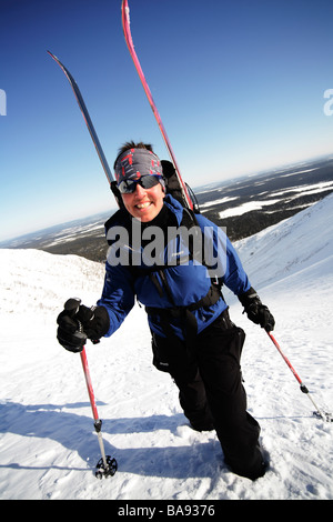 Un sorridente sciatore Lapponia Svezia Foto Stock