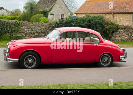 Vista laterale di sessanta Jaguar 3 4 Mk2 berlina Foto Stock