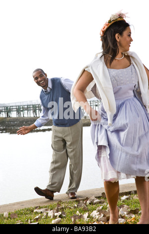 Ritratto di 1920s socialite giovane in piedi da acqua Foto Stock