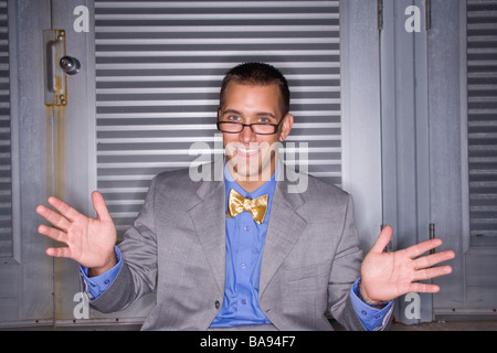 Felice giovane imprenditore con le braccia aperte Foto Stock