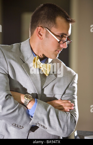 Imprenditore indossando il filtro bow tie e occhiali Foto Stock