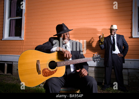 Ritratto di African American Blues musicisti al di fuori casa Foto Stock