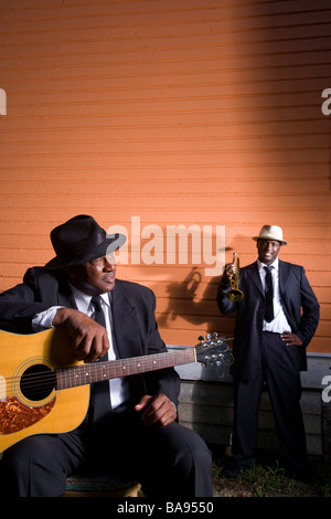 Ritratto di African American Blues musicisti al di fuori casa Foto Stock