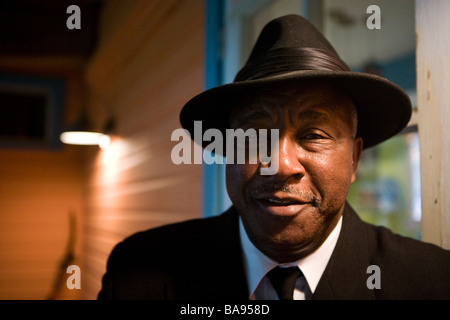 Senior African American uomo in tuta e cappello Fedora Foto Stock