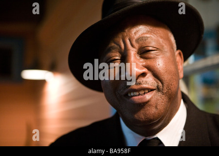 Senior African American uomo in tuta e cappello Fedora Foto Stock