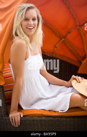 Close-up di piuttosto giovane donna bionda in sundress Foto Stock