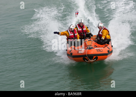 RNLI (Royal National scialuppa di salvataggio istituzione) Membri di equipaggio in barca durante un esercizio di formazione. Foto Stock