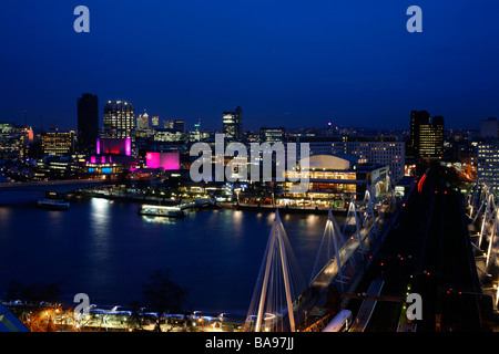 Vista dello Skyline di Hungerford ponte ferroviario e il South Bank Arts Complex, London, Regno Unito Foto Stock