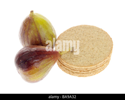 Fresco e salutare mature materie figure frutto di sottili e croccanti biscotti Oatcake isolata contro uno sfondo bianco con nessun popolo e un tracciato di ritaglio Foto Stock