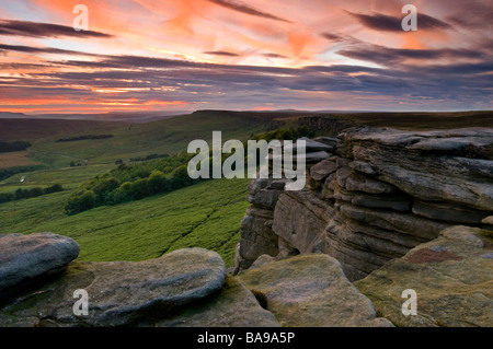 Bordo Stanage al tramonto, il Parco Nazionale di Peak District, Derbyshire, England, Regno Unito Foto Stock