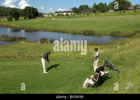 Il turista a godere il campo da golf di uno dello Zimbabwe il premier golf resort, Troutbeck nell'Est delle Highlands. Foto Stock