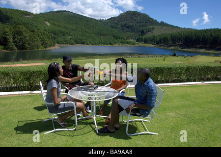 Il turista a godere il campo da golf di uno dello Zimbabwe il premier golf resort, Troutbeck nell'Est delle Highlands. Foto Stock