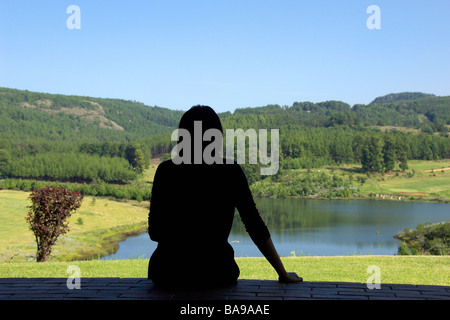 Il turista a godere il campo da golf di uno dello Zimbabwe il premier golf resort, Troutbeck nell'Est delle Highlands. Foto Stock