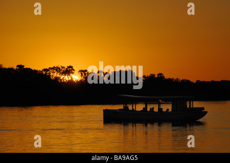 Turisti in Zimbabwe Victoria Falls possono sperimentare una volta nella vita di crociera al tramonto sul possente fiume Zambesi. Foto Stock