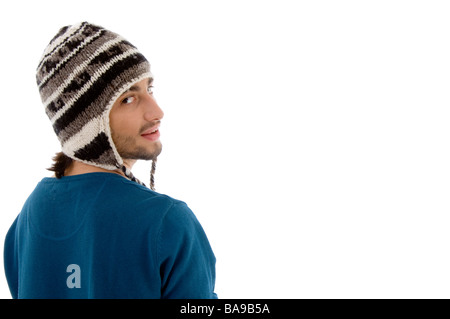 Uomo cerca riposo e indossando cappello di lana Foto Stock