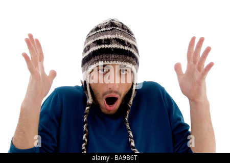 Frightened giovane uomo che indossa cappello di lana Foto Stock