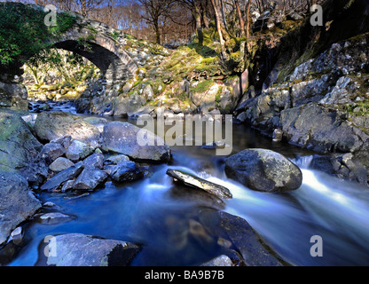 Packhorse antico ponte che attraversa il fiume Artro, vicino a Harlech, Gwynedd, Galles del Nord, Regno Unito Foto Stock