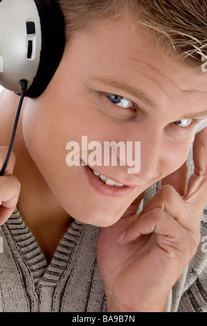 Uomo sorridente con cuffie Foto Stock