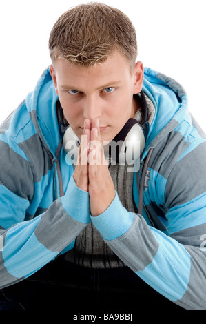 Uomo seduto con le cuffie Foto Stock